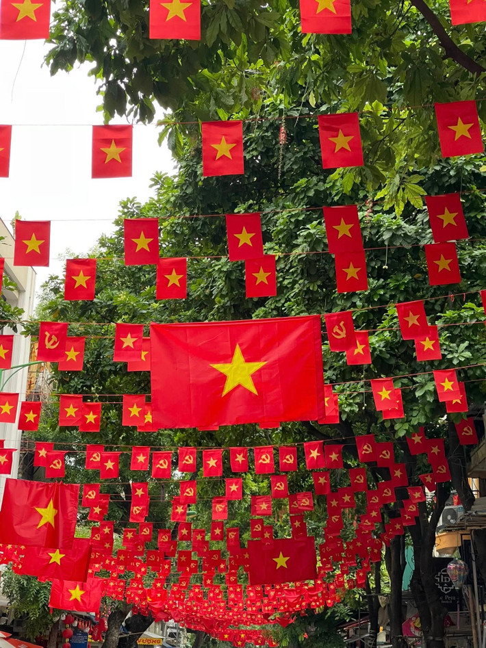 Trên mạng xã hội, nhiều người đã ghi lại những khoảnh khắc bắt gặp trên phố phường, đăng tải lên các hội nhóm để lan tỏa không khí hân hoan. (Ảnh: Hoàng Hiếu)