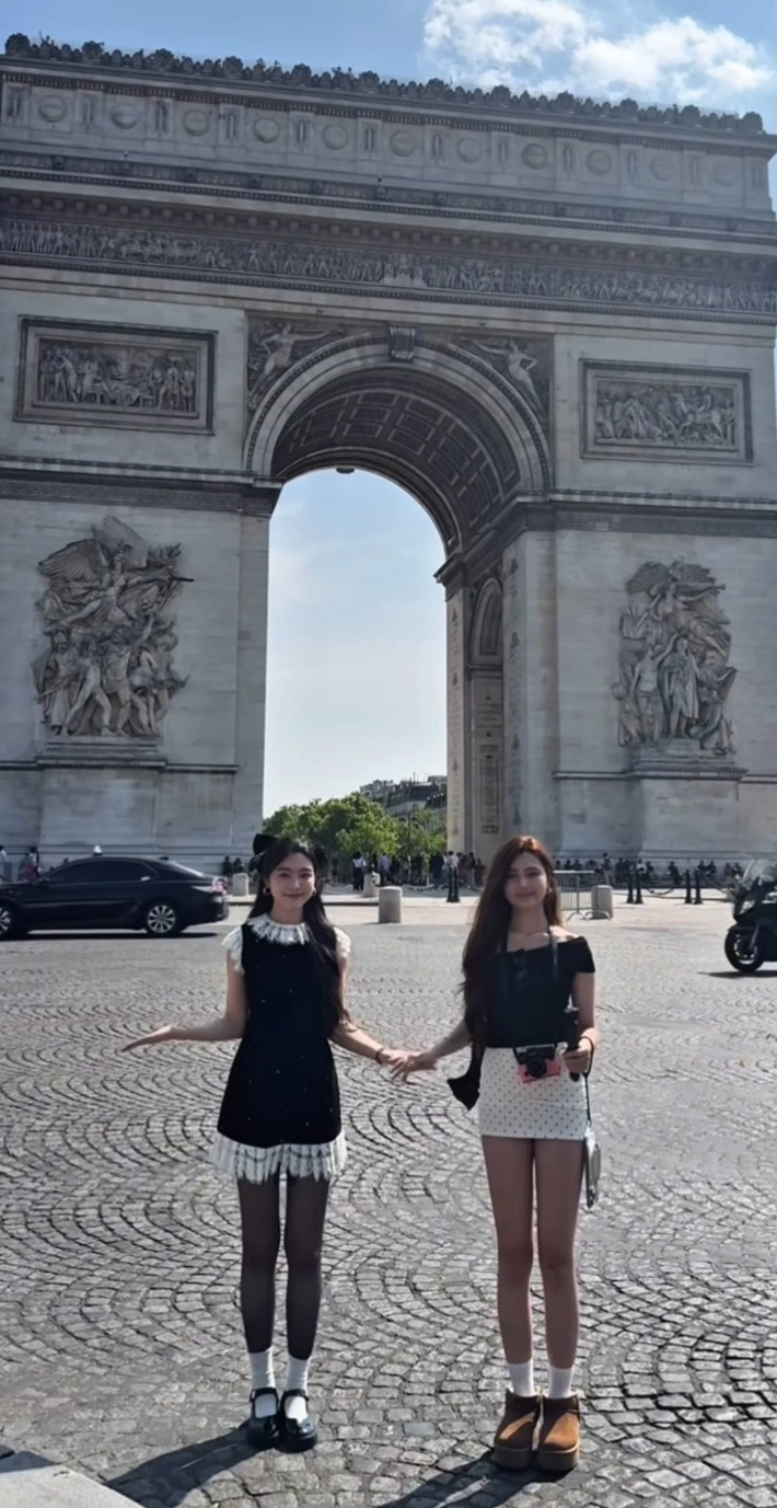 Mới đây, Lọ Lem và Hạt Dẻ - hai cô con gái của MC Quyền Linh, đã khiến cư dân mạng "dậy sóng" khi đăng tải một video tổng hợp những khoảnh khắc ấn tượng của cả hai trong chuyến du lịch nước ngoài vừa qua. (Ảnh: Facebook Mai Thảo Linh)