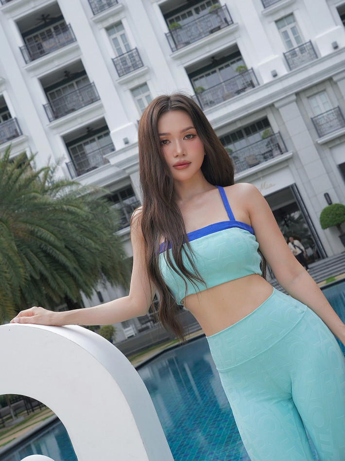 Chiếc quần legging ôm sát không chỉ tôn lên đôi chân dài miên man mà còn cho thấy sự dẻo dai, linh hoạt của một người thường xuyên luyện tập.