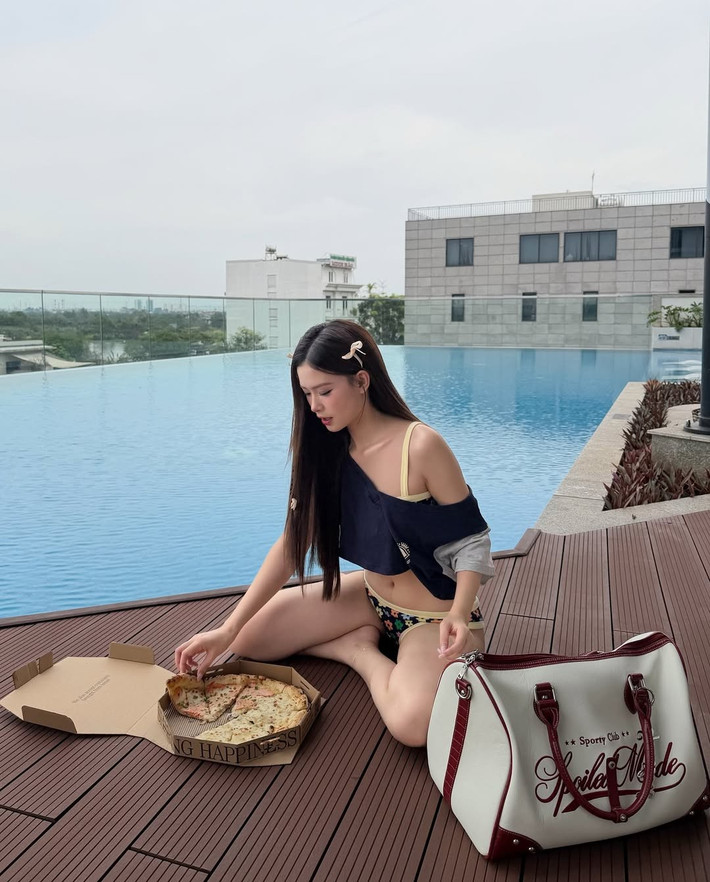 Không chỉ "gây thương nhớ" với thần thái rạng rỡ, Mai Hương còn thể hiện sự tự tin, phóng khoáng trong nhiều khoảnh khắc: từ tạo dáng chu môi đáng yêu khi đội mũ, khoe trọn vóc dáng bên hồ bơi, đến những giây phút thư giãn, thưởng thức pizza bên cạnh chiếc túi xách hàng hiệu. (Ảnh: IGNV)