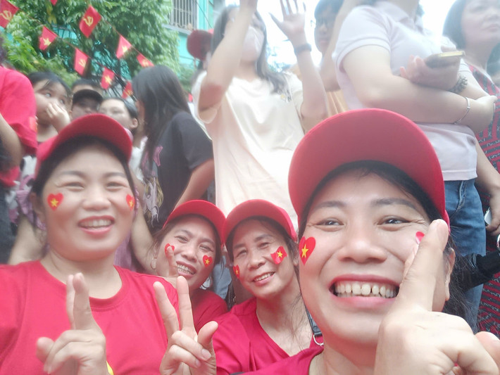 Chị Nguyễn Thị Nhung (54 tuổi đến từ xã Liên Châu, Phú Thọ - bên phải) cho biết, đoàn của chị có 8 người, xuất phát từ 6h sáng di chuyển bằng xe máy lên Hà Nội. Đoàn của chị chờ đợi tại ngã tư An Dương - Thanh Niên từ lúc 2h chiều để xem các đoàn xe quân sự đi qua trong buổi sơ duyệt A80 hôm nay.