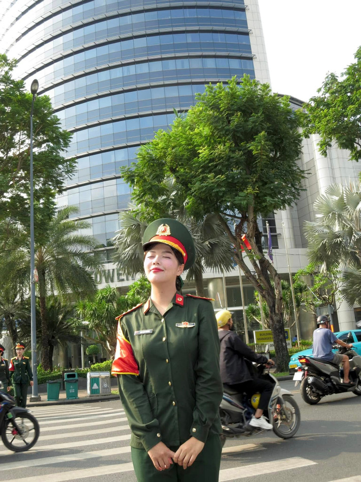 Sau đó May Ngoan công khai gọi Lâm Phương là crush, thỉnh thoảng đăng ảnh cô lên MXH. Đến dịp làm nhiệm vụ A80, cả hai có cơ hội gặp lại nhau và chính thức nên duyên. (Ảnh: FB Ngô Lâm Phương)
