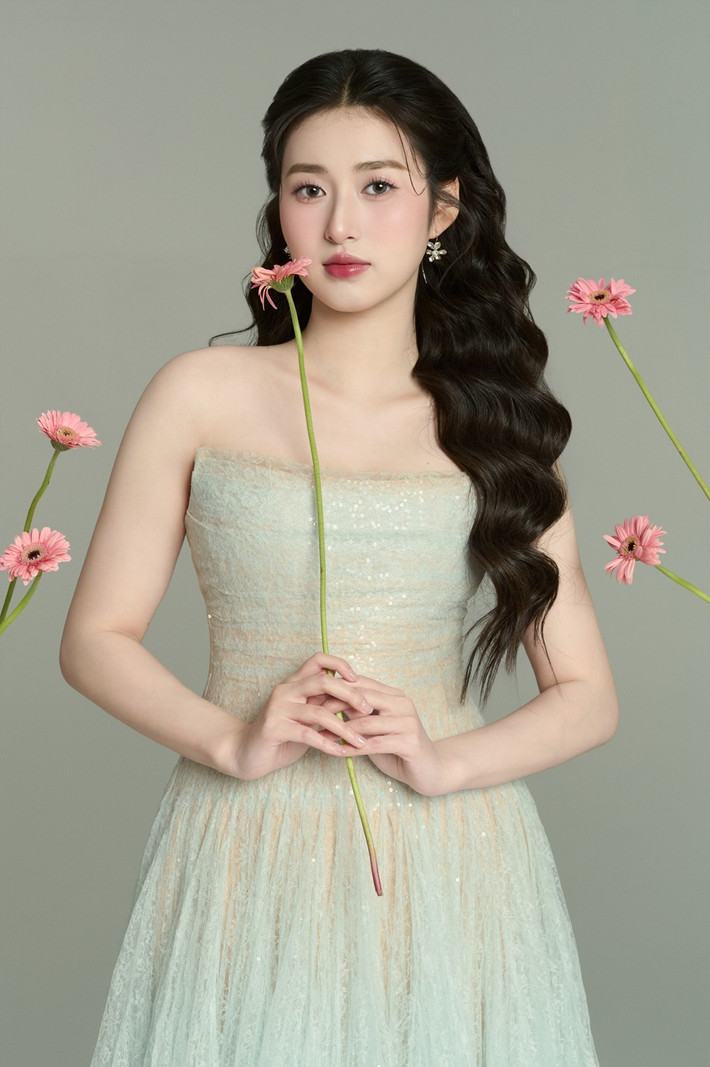 Đôi mắt to tròn, long lanh như chứa đựng cả bầu trời trong veo chính là điểm nhấn thu hút nhất trên gương mặt xinh đẹp của cô.