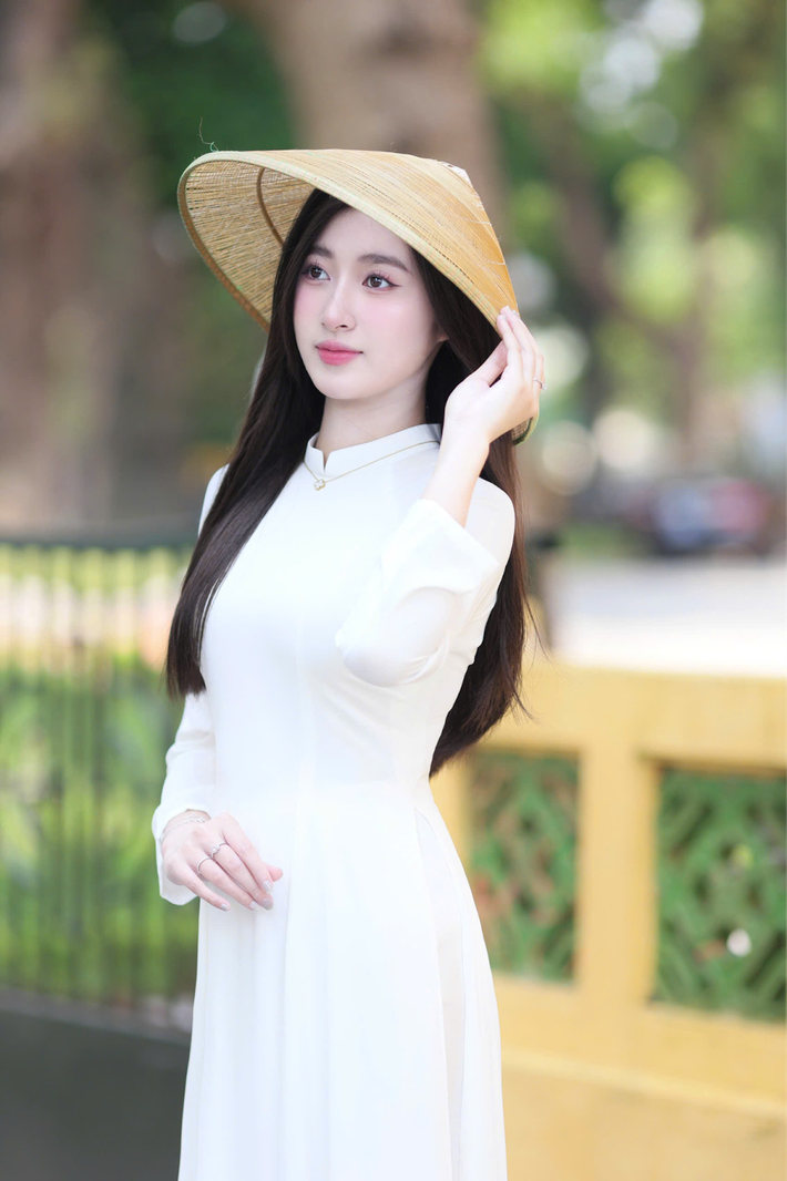Tuy nhiên, bước ngoặt quan trọng đã đến khi Trâm Anh quyết định tham gia cuộc thi "Học sinh thanh lịch" của Trường THPT Xuân Mai (Chương Mỹ, Hà Nội) vào năm 2022. Với sự khích lệ từ thầy cô và bạn bè, cô đã vượt qua nỗi sợ hãi ban đầu và xuất sắc giành chiến thắng, trở thành hoa khôi của trường.