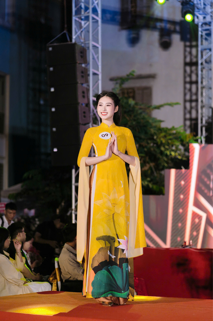 Sau thành công đầu tiên, Trâm Anh tiếp tục chứng minh tài năng khi tham gia cuộc thi Hoa khôi sinh viên thanh lịch toàn quốc 2024. Dù là thí sinh nhỏ tuổi nhất và đang học năm thứ nhất khoa Quản trị kinh doanh tại Học viện Phụ nữ Việt Nam, cô vẫn tự tin bước lên sân khấu và giành chiến thắng ấn tượng.