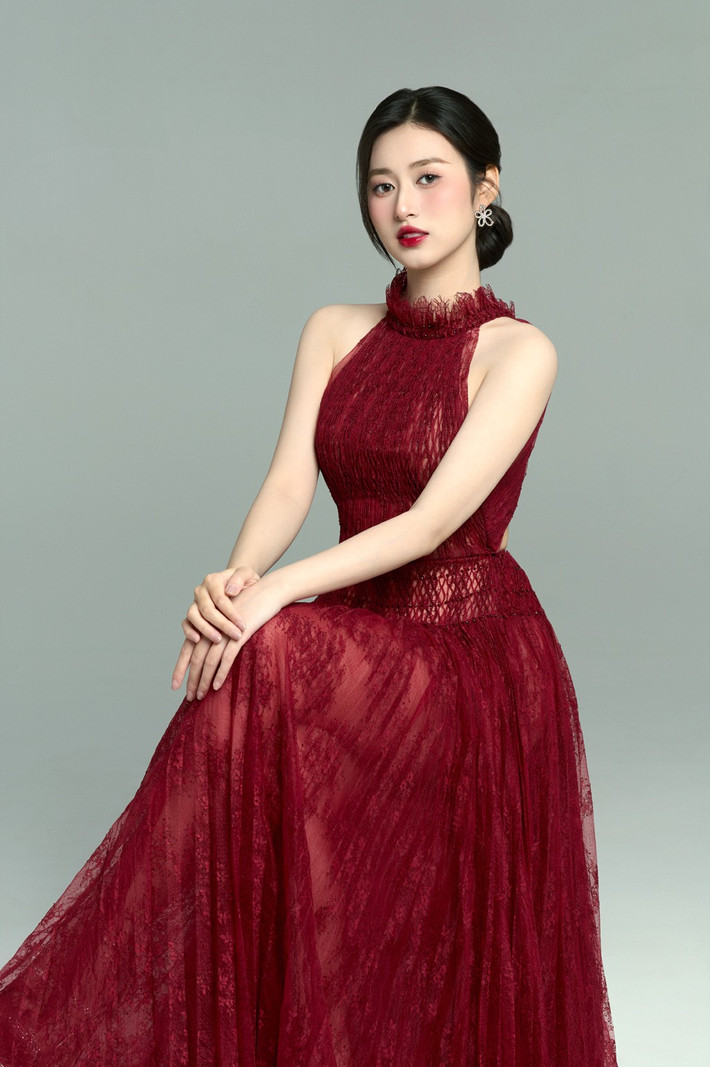 Khó ai có thể nghĩ rằng cô gái xinh đẹp, tự tin như hiện tại từng trải qua thời kỳ tự ti về ngoại hình. Trâm Anh chia sẻ trong thời gian học cấp 3, cô từng rất khó chịu vì có chiều cao vượt trội so với các bạn cùng trang lứa, điều này khiến cô cảm thấy khác biệt và không tự tin.