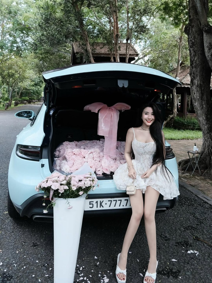 Võ Ngọc Trân (sinh năm 2001) từ lâu đã là cái tên quen thuộc trong giới trẻ Việt với biệt danh "nữ thần học đường" hay "hot girl vạn người mê" nhờ sở hữu nhan sắc nổi bật và vóc dáng quyến rũ. (Ảnh: IGNV)