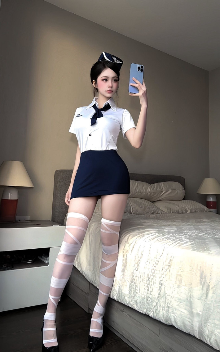 Mới đây, nữ coser này lại khiến cộng đồng mạng "dậy sóng" với màn hóa thân thành nữ tiếp viên hàng không đầy nóng bỏng và cuốn hút. (Ảnh: FBNV)