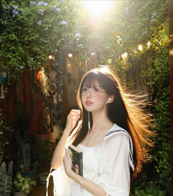 "Tên của tớ là Pun" – cái tên không còn xa lạ với cộng đồng mạng, đặc biệt là những người yêu thích phong cách ngọt ngào, đáng yêu. Cô nàng TikToker này không chỉ nổi tiếng với những video triệu view mà còn bởi gu thời trang độc đáo, được ví như bước ra từ những trang truyện tranh lung linh.