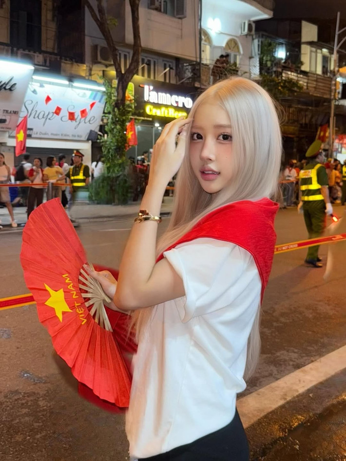 Những hình ảnh được cô nàng chia sẻ cho thấy một Lê Huyền Diệu đầy rạng rỡ, hòa mình vào dòng người đông đúc. (Ảnh: IGNV)