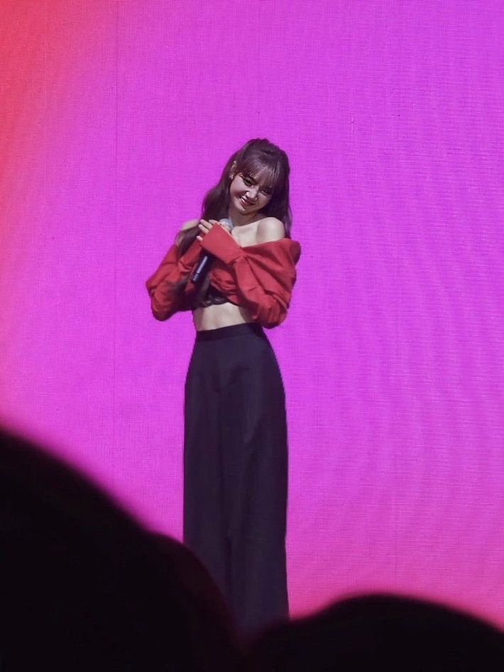 Trong một sự kiện gặp gỡ khán giả ở Thái Lan, sao nữ đình đám Lisa (Blackpink) lựa chọn mẫu áo của nhà mốt Nguyễn Công Trí. Thiết kế áo có hình dạng như một chiếc nơ màu đỏ rực rỡ, làm từ chất liệu vải faille cao cấp với phom dáng sáng tạo.
