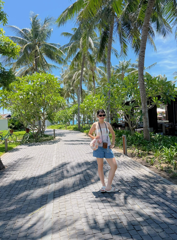 Sự thay đổi này không chỉ dừng lại ở ngoại hình mà còn thể hiện qua phong cách thời trang ngày càng cá tính và tự tin của cô bé. Từ những bộ trang phục đáng yêu của một cô bé con, giờ đây, con gái Diệp Chi đã biết cách lựa chọn những bộ cánh phù hợp, tôn lên vẻ đẹp của lứa tuổi, cho thấy sự trưởng thành trong gu thẩm mỹ.