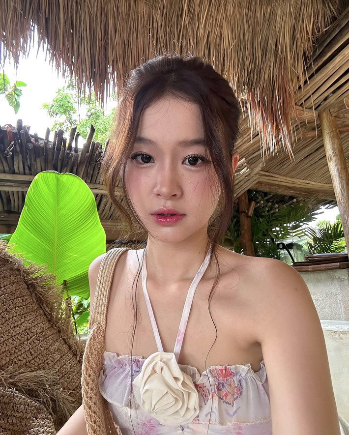 Trong chuyến đi này, Mai Hương đã phô diễn gu thời trang đi biển đa dạng và cực kỳ thu hút. Cô nàng không ngại thử nghiệm nhiều phong cách, từ gợi cảm đến năng động, tất cả đều được thể hiện một cách tinh tế và cuốn hút.