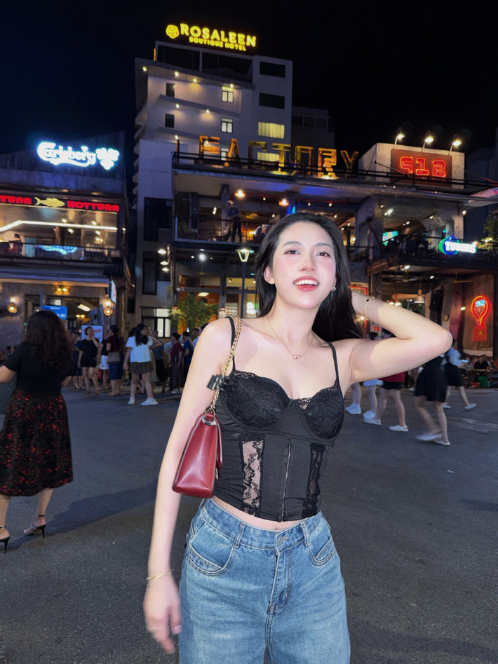 Nhờ ngoại hình xinh xắn, cô nàng nhận được lời mời hợp tác của nhiều nhãn hàng khác nhau.