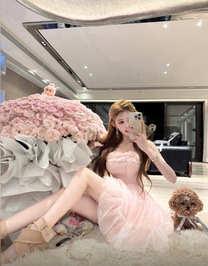 Vẻ đẹp trong sáng, trẻ trung của cô được ví như "nữ thần thanh xuân" và khiến nhiều người ngưỡng mộ.