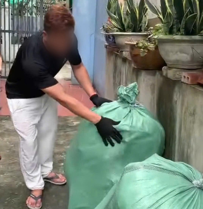 Được biết, cô gái thuê trọ là Q. khi đến thuê trọ nói mình là sinh viên của 1 trường đại học trên địa bàn phường Nam Định, khi ra ngoài Q. vẫn ăn mặc tươm tất, gọn gàng.