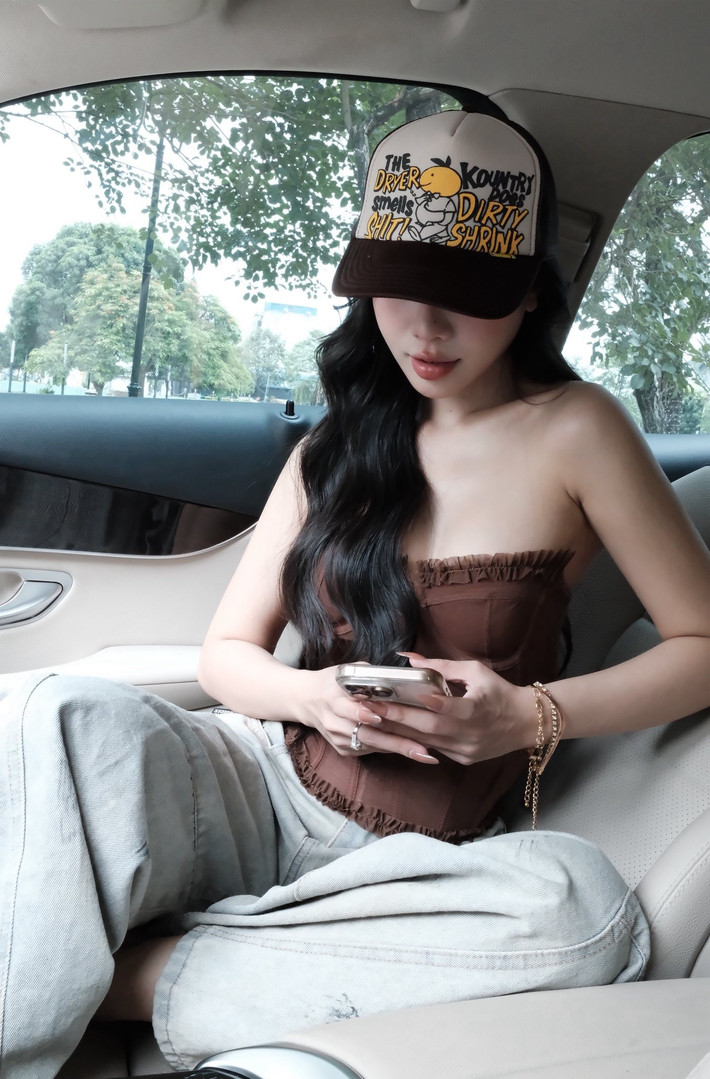 Những hình ảnh đời thường đầy sức sống này đã giúp khán giả có một cái nhìn gần gũi hơn về Như Quỳnh. Cô không chỉ là một MC chuyên nghiệp mà còn là một cô gái Gen Z năng động, cá tính, luôn biết cách làm mới bản thân và truyền cảm hứng sống tích cực đến mọi người.