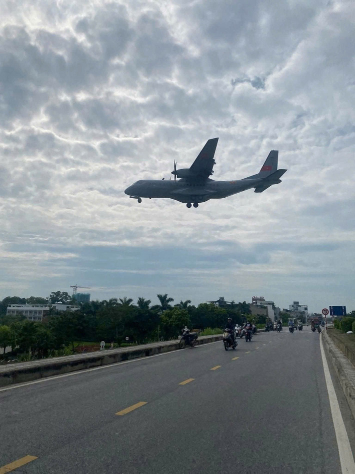 Nhiều người dân đã dừng lại bên đường để chứng kiến những chiếc máy bay với khoảng cách gần. (Ảnh: Tổng hợp)