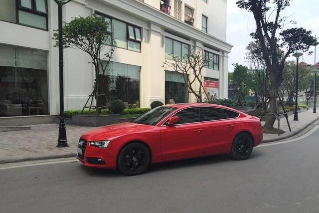 Cách đây gần 10 năm, người phụ nữ này từng gây sốt khi xuất hiện cùng chiếc Audi A5 Sportback màu đỏ. Thời điểm đó, xe có giá lăn bánh khoảng 2 tỷ đồng. Cô sử dụng xe này để mua sắm, đưa con đi học, đi chơi, xây dựng hình ảnh một nữ doanh nhân thành đạt.