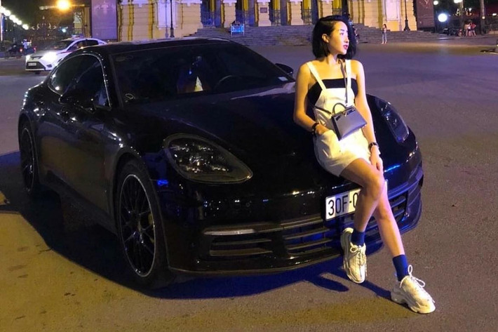 Cô thường xuyên cầm lái chiếc Porsche Panamera.