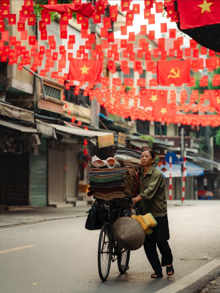 Những lá cờ được treo trang trọng, thẳng tắp, phấp phới trong gió. (Ảnh: Blog Của Rọt)