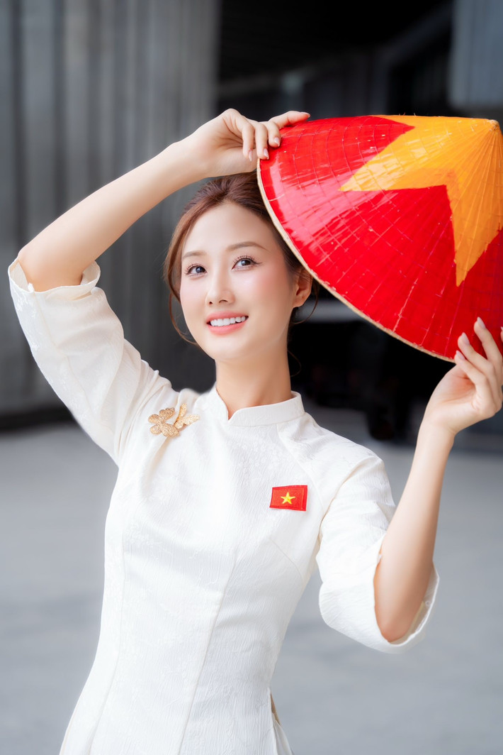 Loạt ảnh này không chỉ là một cách để cô nàng thể hiện tình yêu quê hương đất nước mà còn là nguồn cảm hứng tích cực, lan tỏa vẻ đẹp truyền thống và niềm tự hào dân tộc đến với giới trẻ. (Ảnh: FBNV)