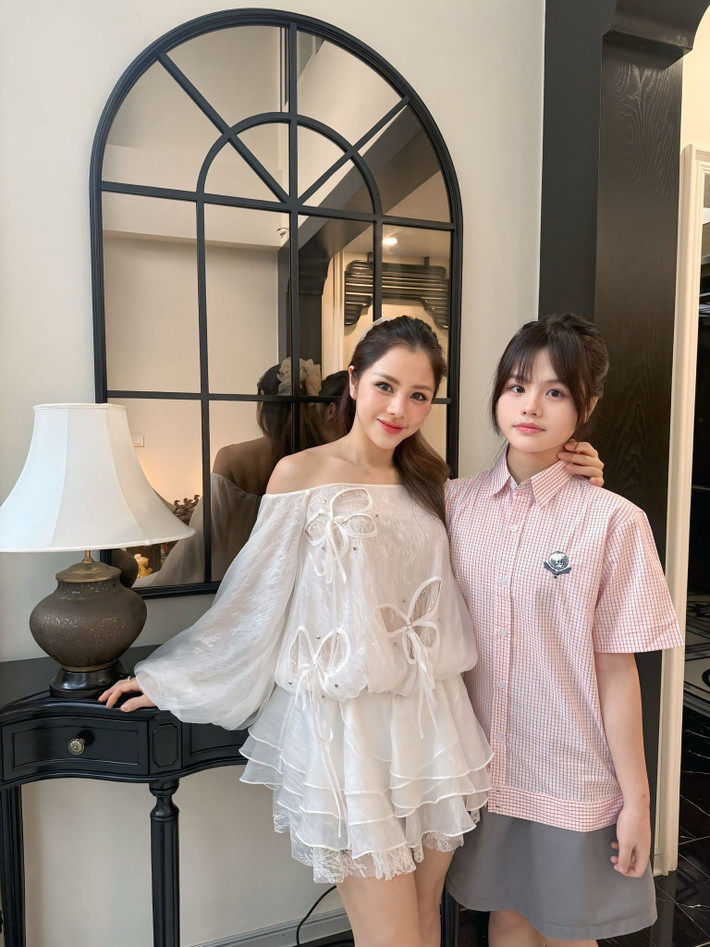 Trước đó, MC Bạch Lan Phương từng khoe con gái đạt điểm môn Văn cao nhất lớp và điểm các môn khác đều trên 9. Đặc biệt, môn tiếng Trung, Cherry xuất sắc đạt 199/200 điểm.