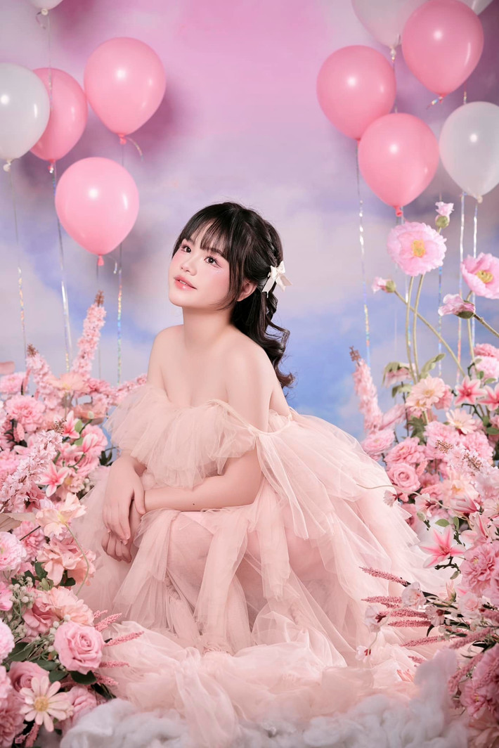Cherry như nàng công chúa bước ra từ truyện tranh trong bộ ảnh mừng tuổi mới.