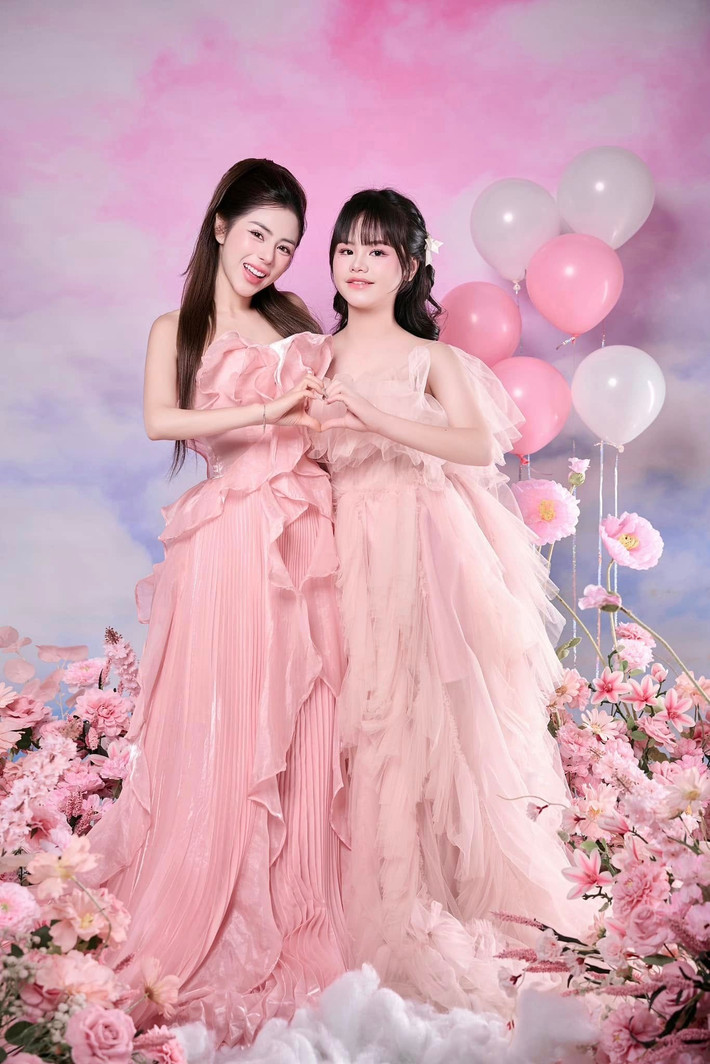 Vào đầu năm nay, Bạch Lan Phương cũng từng khiến cộng đồng mạng xuýt xoa khi đăng tải loạt ảnh mừng sinh nhật lần thứ 13 của con gái. Nữ MC trông trẻ trung khi diện đồ đôi chụp ảnh với con gái.