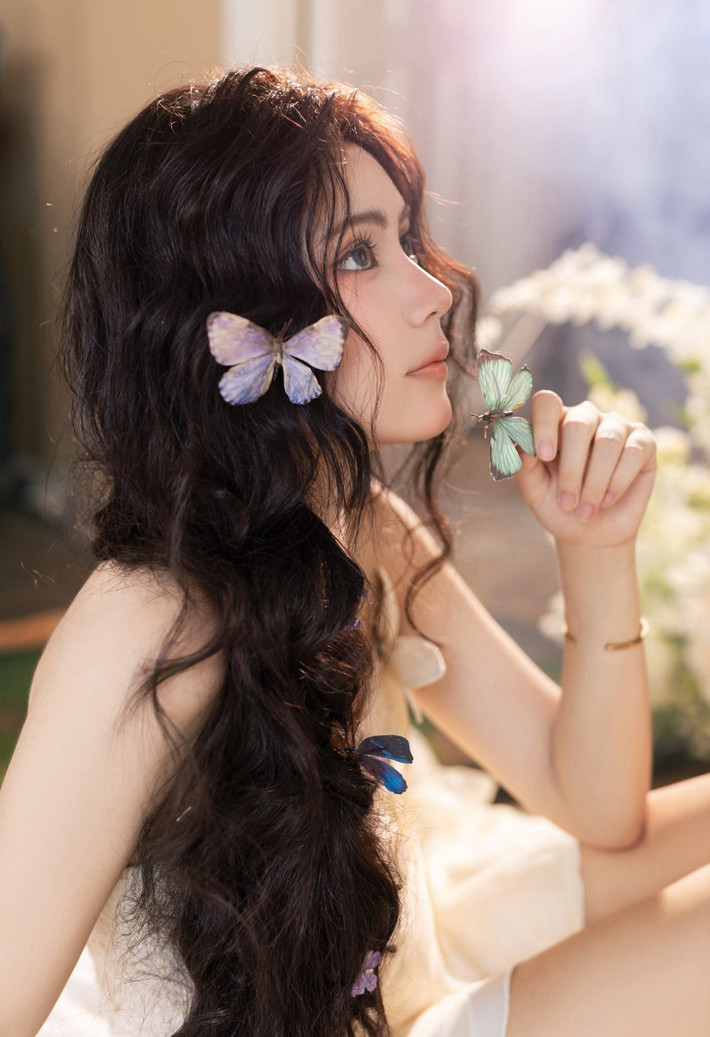 Hạt Dẻ là con gái thứ hai của MC Quyền Linh và bà xã Dạ Thảo. Dù chưa bước chân vào làng giải trí, cô nàng đã nhận được rất nhiều sự chú ý từ truyền thông.
