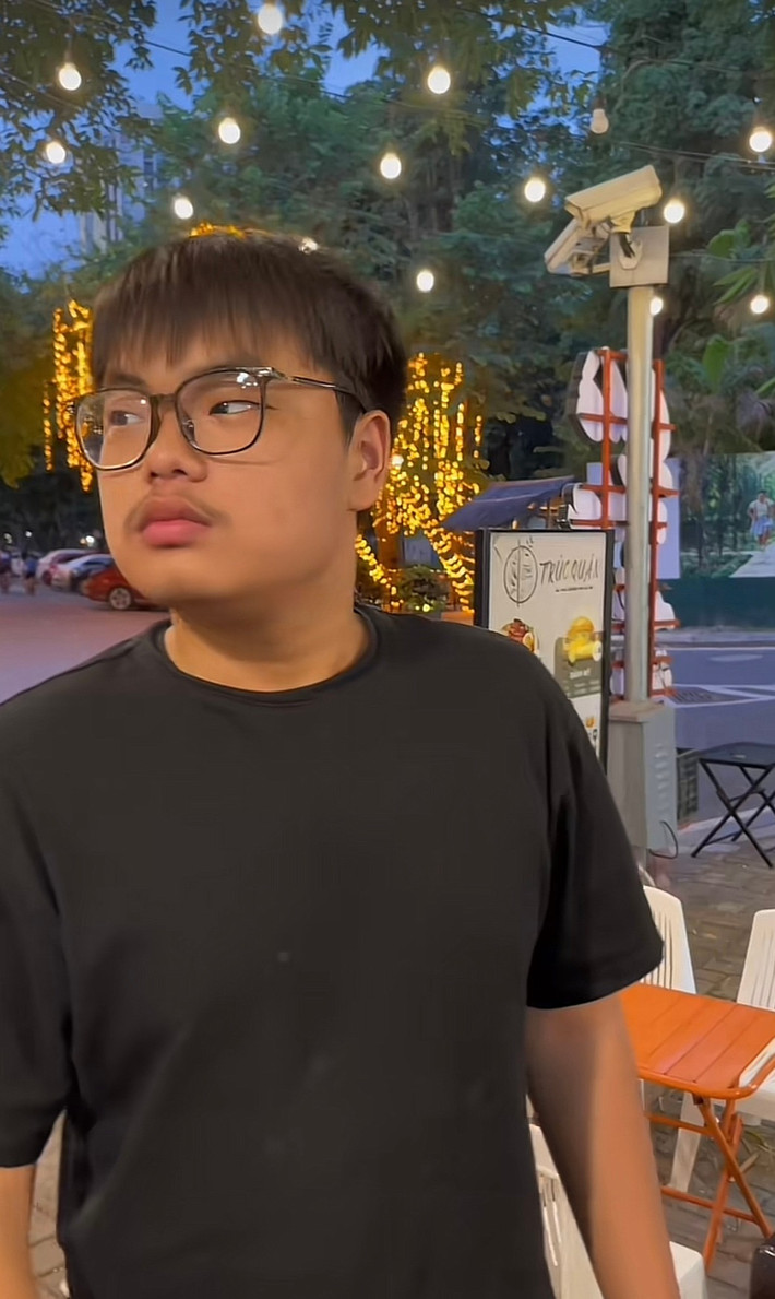 Bi béo (tên thật là Nguyễn Nhật Võ Nguyên), con trai thứ hai của nghệ sĩ Xuân Bắc. Sau khi tham gia chương trình "Bố ơi, mình đi đâu thế?", Bi béo được khán giả vô cùng yêu mến bởi tính cách hài hước và những biểu cảm cực "lầy lội". Nhắc đến Bi béo, nhiều người nghĩ ngay đến một cậu bé có ngoại hình mũm mĩm, đáng yêu.