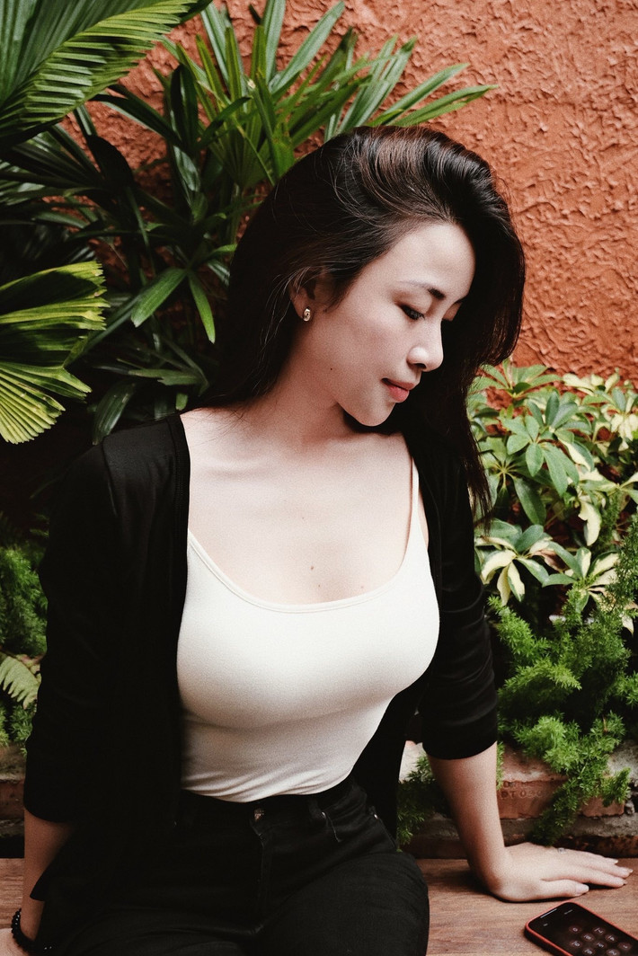 Không chỉ sở hữu vóc dáng đáng mơ ước, nhan sắc của Nhật Linh cũng được khen ngợi hết lời. Gương mặt thanh tú, làn da mịn màng không tì vết cùng mái tóc dài bồng bềnh của cô càng làm nổi bật vẻ đẹp dịu dàng, nữ tính. (Ảnh: FBNV)