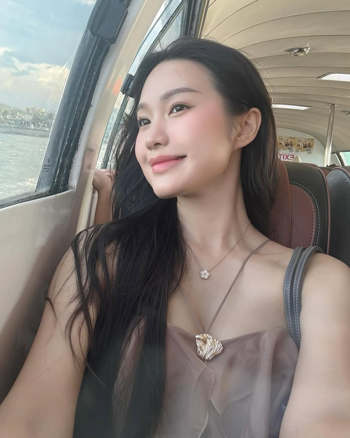 Sự thay đổi này không chỉ thể hiện gu thẩm mỹ tinh tế mà còn cho thấy một sự chuyển mình trong cách nghĩ và sống của Doãn Hải My sau khi lập gia đình.