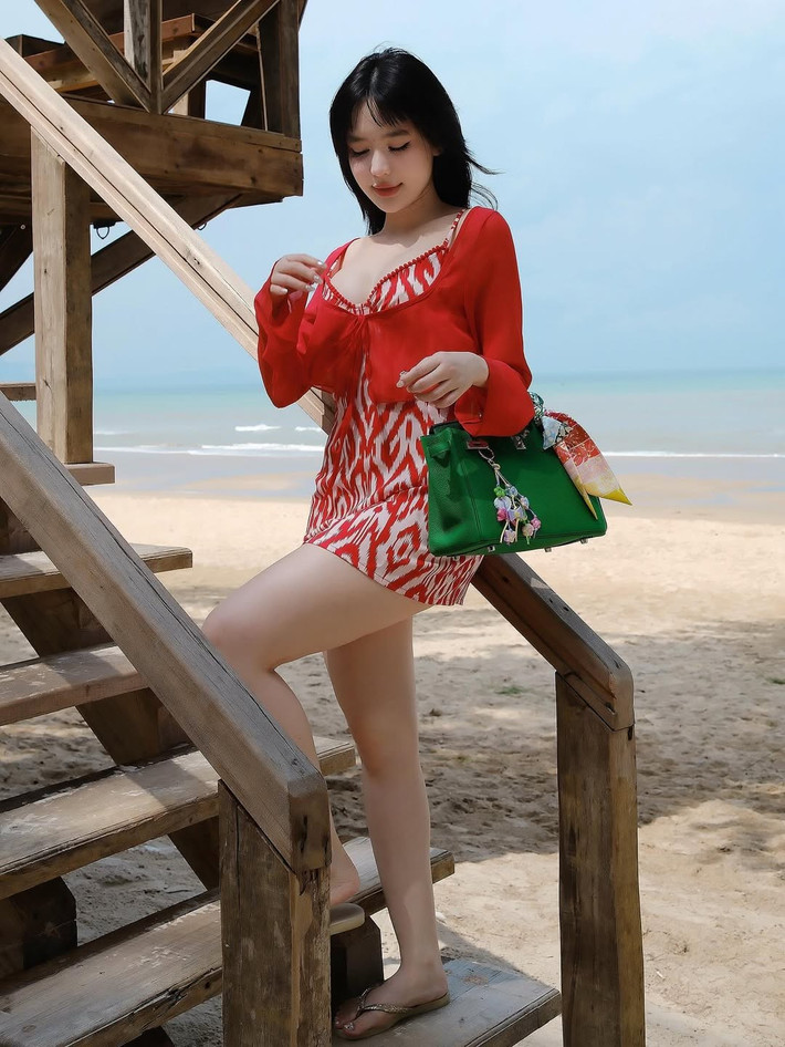 Trong loạt ảnh mới nhất này, Vân Tiny đã mang đến một không khí tươi mới và tràn đầy năng lượng tại bãi biển thơ mộng. Cô nàng chọn cho mình một bộ trang phục tông đỏ rực rỡ, vô cùng nổi bật giữa không gian xanh của biển cả và cây cỏ.