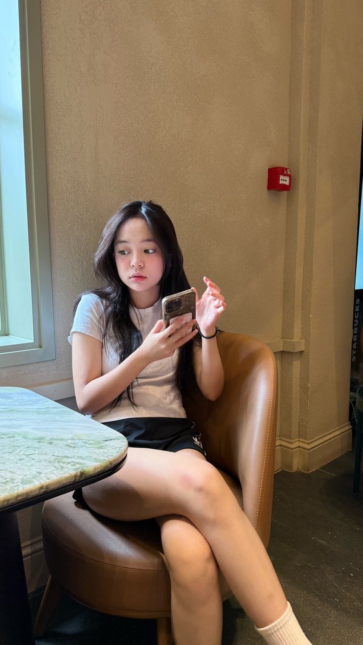 Những hình ảnh đời thường mới nhất của Chu Diệp Anh cho thấy sự trưởng thành rõ rệt. Với gương mặt bầu bĩnh ngày nào, giờ đây cô bé đã có những đường nét thanh thoát, làn da trắng sáng và đôi mắt to tròn vẫn là điểm nhấn cuốn hút. (Ảnh: FBNV)