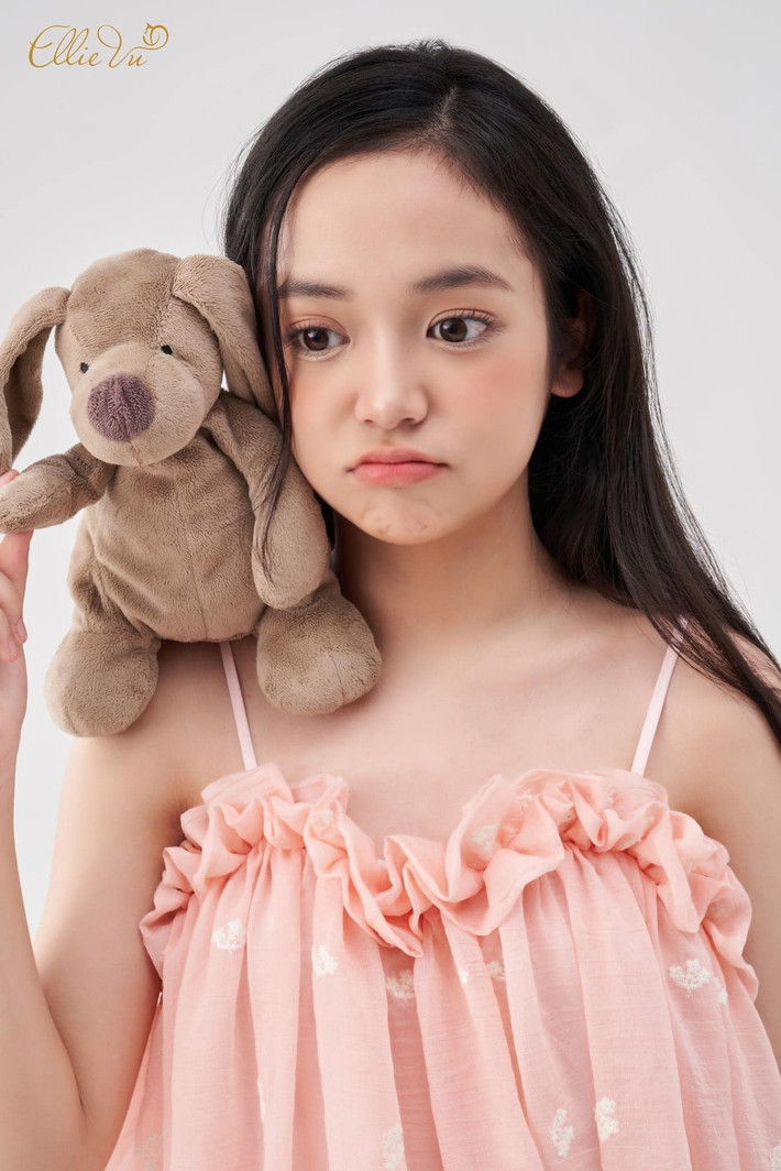 Hiện tại, ở tuổi 14, Chu Diệp Anh vẫn duy trì độ hot của mình. Cô bé ngày nào giờ đã trở thành một tiểu mỹ nhân với gương mặt thanh tú, vóc dáng cân đối và thần thái tự tin. (Ảnh: FBNV)