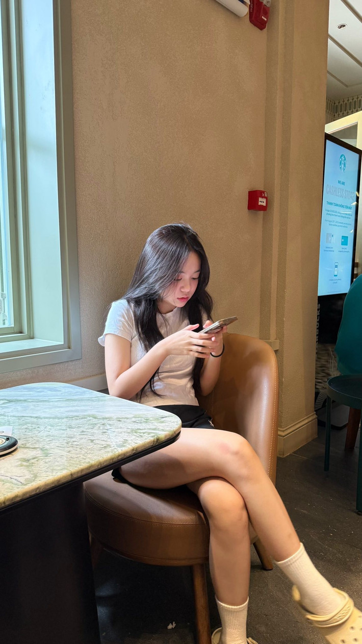 Dù chỉ là những bức ảnh đời thường giản dị, thế nhưng cô bé vẫn toát lên thần thái đầy cuốn hút. (Ảnh: FBNV)