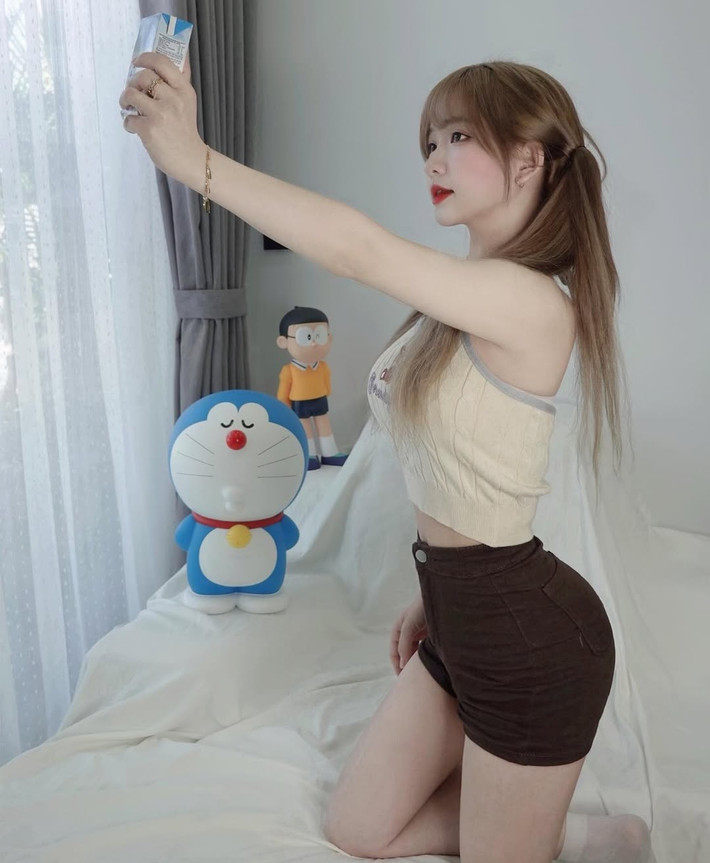 Sinh ra đã sở hữu gương mặt khả ái, xinh xắn nhưng tiếc thay, Thùy Trang từng bị nhiều người chê bai vì 3 vòng đều lép kẹp. Đó cũng là lý do cô thường xuyên bị bắt nạt khi còn đi học.