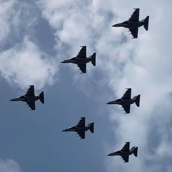Biên đội "hổ mang chúa" SU-30MK2 gầm rú trên bầu trời Hà Nội tại khu Quảng trường Ba Đình. (Ảnh: Tổng hợp)