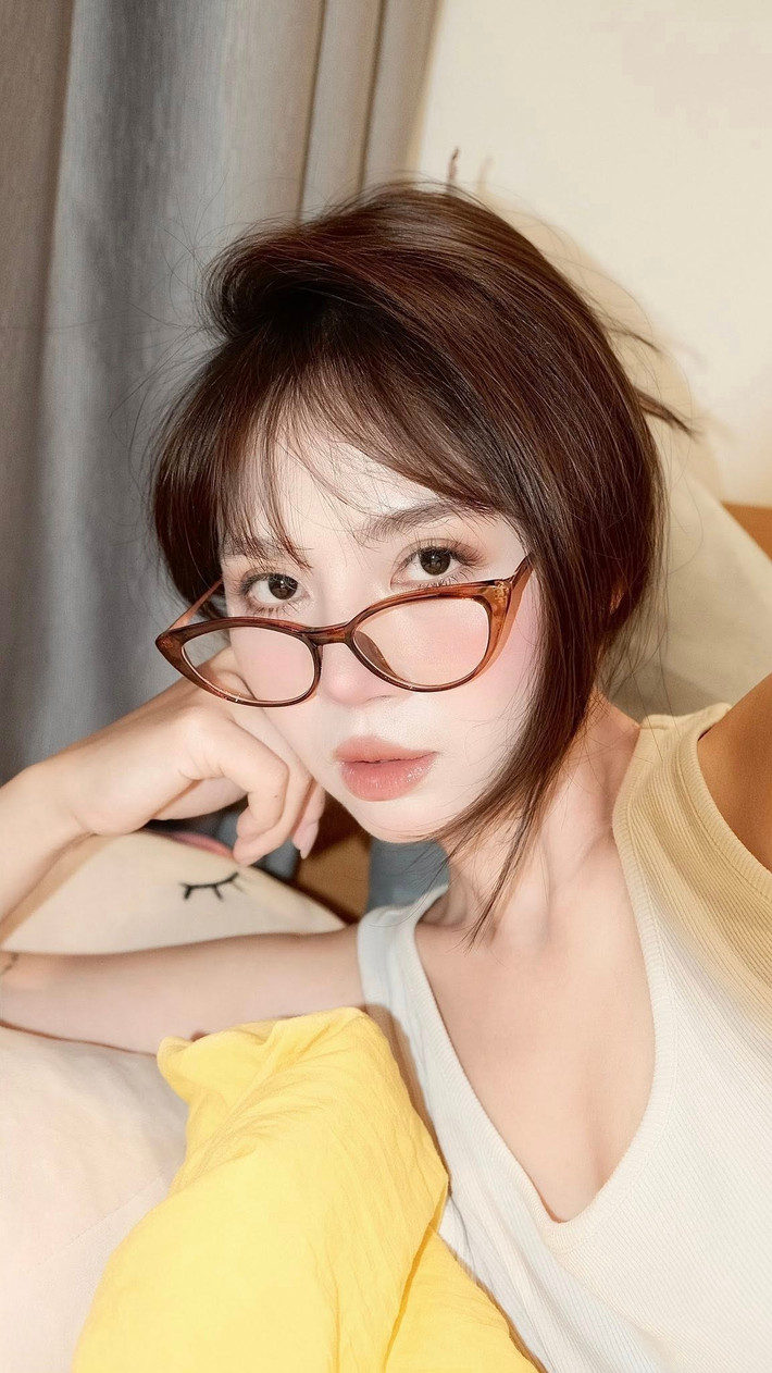 Dù đã trải qua một lần sinh nở, nữ quân nhân vẫn sở hữu sắc vóc vạn người mê.