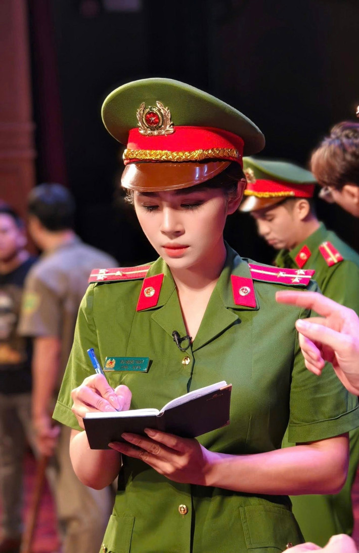 Ngọc Anh hiện tại là diễn viên tại Nhà hát Kịch Quân đội. Với 10 năm trong nghề, cô đã giành khá nhiều thành tích ấn tượng.