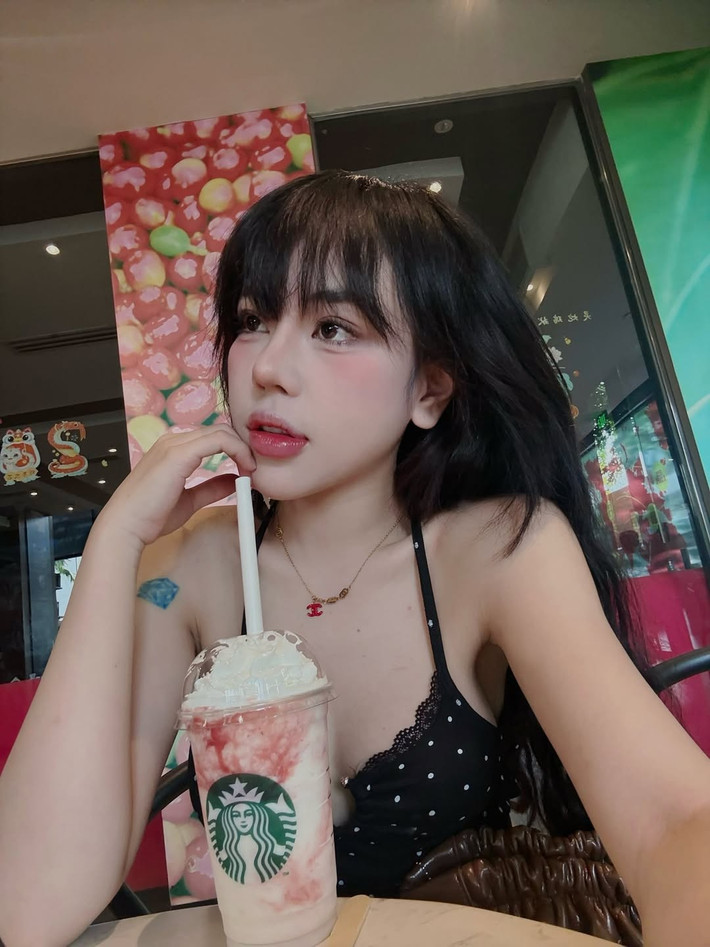 Dù đang “chạy deadline” nhưng thần thái của cô nàng vẫn khiến người xem phải thả tim liên tục.