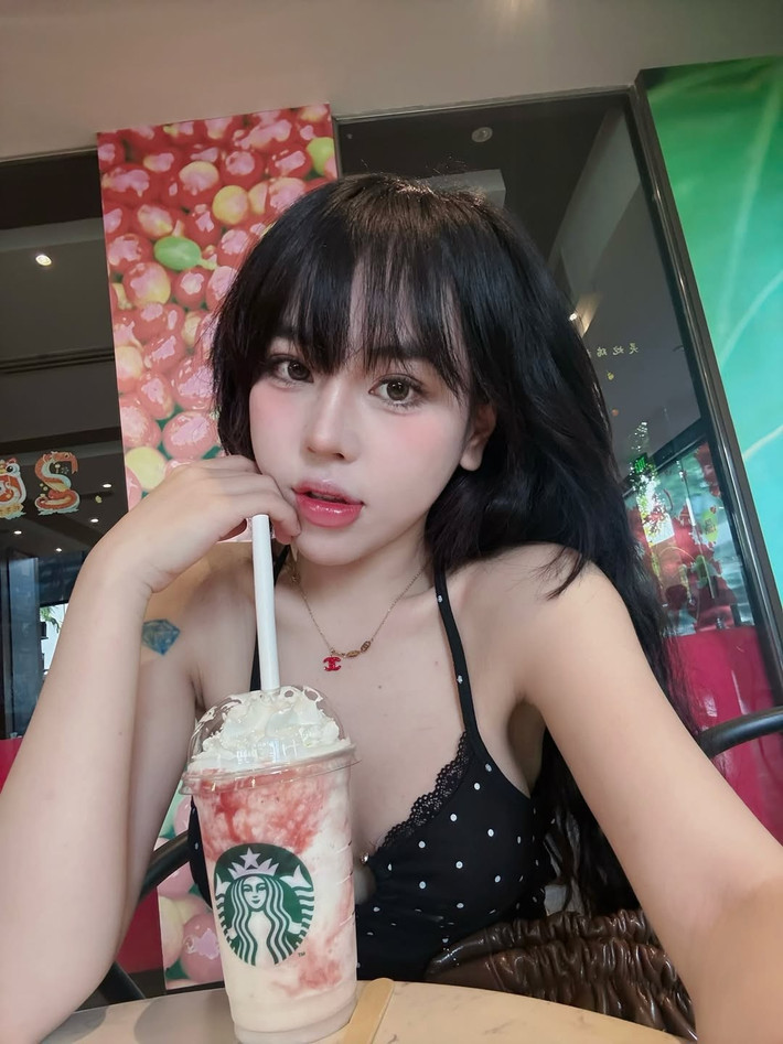 Trong loạt ảnh, Bảo Khuyên diện chiếc áo hai dây chấm bi đầy cuốn hút, kết hợp với kiểu tóc mái thưa nhẹ nhàng và lớp makeup ngọt ngào, tôn lên nét đẹp trong trẻo mà vẫn cực kỳ quyến rũ.