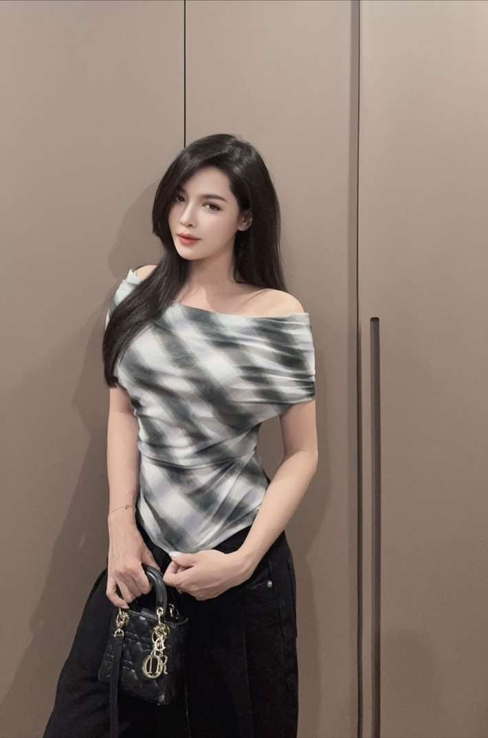 Sau 10 năm kể từ ca đại phẫu, nhan sắc của Vũ Thanh Quỳnh không những giữ được vẻ đẹp mà còn được nhận xét là ngày càng thăng hạng, mặn mà và cuốn hút hơn. (Ảnh: FBNV)