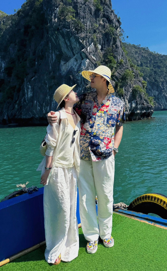 Trên trang cá nhân, cả hai thường xuyên đăng tải những hình ảnh tình cảm trong các chuyến du lịch cùng nhau. (Ảnh: FBNV)