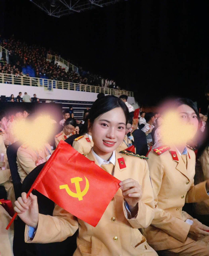 Nổi bật trong số đó là "bông hồng thép" Nguyễn Phương Ngân - học viên Học viện Cảnh sát Nhân dân. (Ảnh: FB Phương Nguyễn)