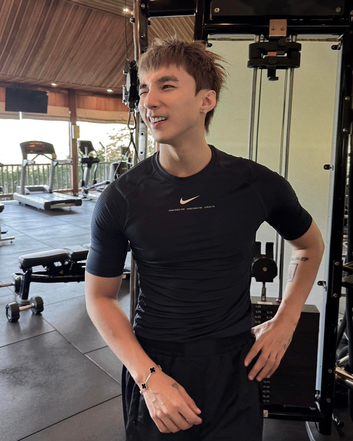 Cách đó ít ngày, nam ca sĩ vừa đăng tải loạt ảnh hóa "chiến thần phòng gym". Nhiều người bình luận vui rằng "tập cỡ này chả trách gì dạo này thân hình Sơn Tùng lại xịn cỡ đó".