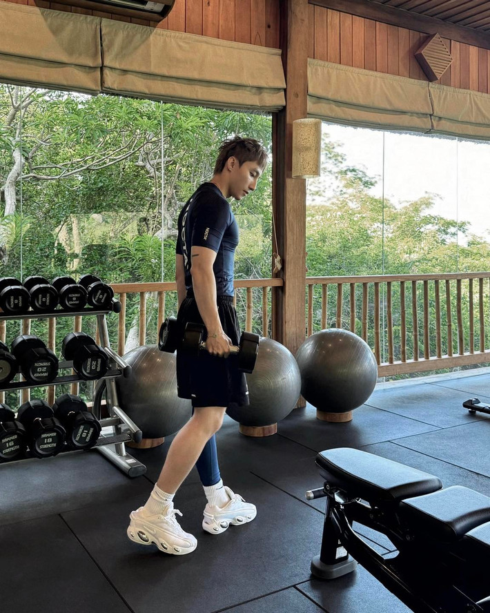 Những hình ảnh đơn giản như tập gym, hay thư giãn trong chuyến nghỉ dưỡng của Sơn Tùng với đôi dòng thả thính nhẹ cũng đều nhanh chóng trở thành đề tài bàn tán rôm rả trong cộng đồng mạng. Điều này càng khẳng định sức hút không hề thuyên giảm của "ông hoàng Vpop" mặc dù suốt thời gian dài anh chẳng hề ra ca khúc mới.