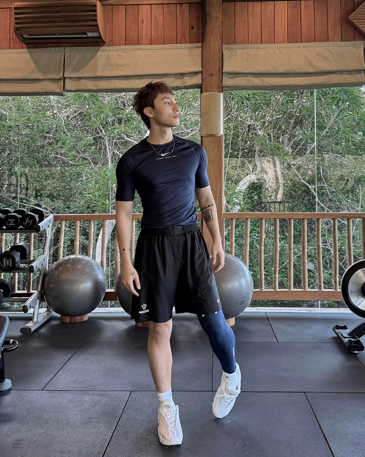 Không còn là hình tượng thư sinh lãng tử quen thuộc, nam ca sĩ đình đám của V-pop xuất hiện với cơ bắp săn chắc, body vạm vỡ.