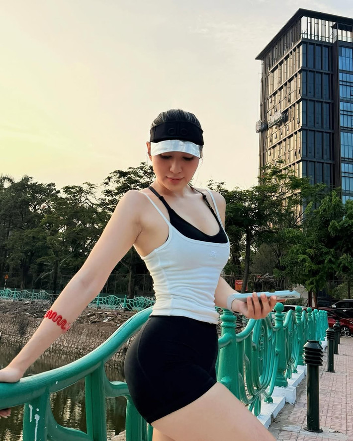 Trong loạt ảnh được chia sẻ, Mỹ Duyên chia sẻ cô cùng người bạn của mình thực hiện thử thách chạy bộ 15km.